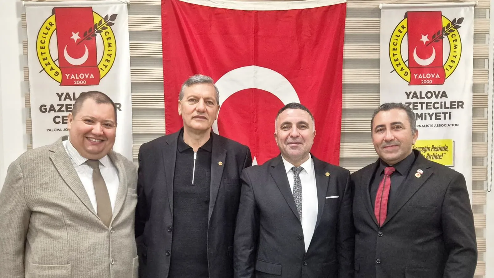 Yalova Gazeteciler Cemiyeti İftar Sofrasında Buluştu: Geleneksel Buluşma Dayanışmayı Güçlendirdi 9 Yalova Gazeteciler Cemiyeti İftar Sofrasında Buluştu: Geleneksel Buluşma Dayanışmayı Güçlendirdi