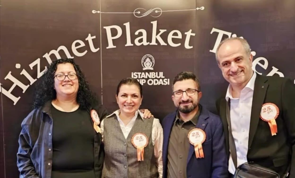 Uzm. Dr. Murat Fazlıoğlu’na 25. Hizmet Yılı Plaketi 1 Uzm. Dr. Murat Fazlıoğlu’na 25. Hizmet Yılı Plaketi