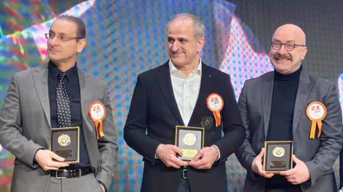 Uzm. Dr. Murat Fazlıoğlu’na 25. Hizmet Yılı Plaketi 5 Uzm. Dr. Murat Fazlıoğlu’na 25. Hizmet Yılı Plaketi