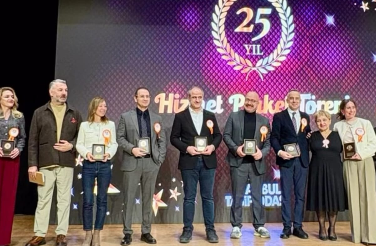 Uzm. Dr. Murat Fazlıoğlu’na 25. Hizmet Yılı Plaketi 6 Uzm. Dr. Murat Fazlıoğlu’na 25. Hizmet Yılı Plaketi