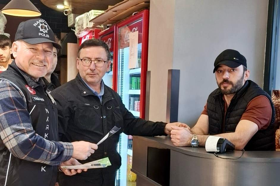 Yalova’da Uyuşturucu ile Mücadelede Farkındalık Seferberliği: 505 Vatandaşa Ulaşıldı 4 Yalova’da Uyuşturucu ile Mücadelede Farkındalık Seferberliği: 505 Vatandaşa Ulaşıldı