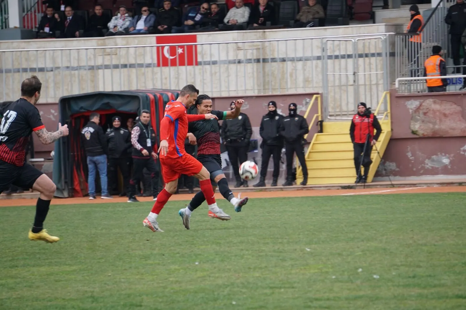 Yalova FK ile Silivrispor Golsüz Berabere Kaldı: Arda Yılmaz’dan Play-Off Mesajı 6 Yalova FK ile Silivrispor Golsüz Berabere Kaldı: Arda Yılmaz’dan Play-Off Mesajı
