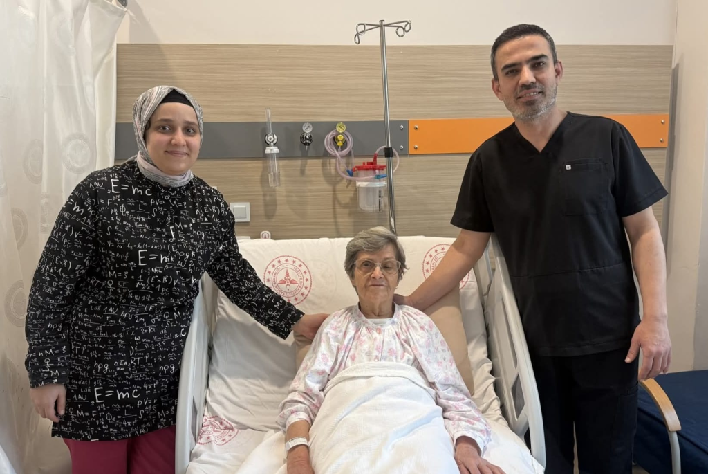 Kesisiz Ameliyatla İdrar Kaçırma Sorunu Tarih Oldu: 83 Yaşındaki Hasta Sağlığına Kavuştu