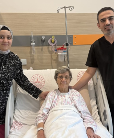 Kesisiz Ameliyatla İdrar Kaçırma Sorunu Tarih Oldu: 83 Yaşındaki Hasta Sağlığına Kavuştu