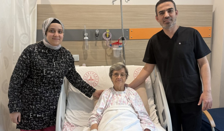 Kesisiz Ameliyatla İdrar Kaçırma Sorunu Tarih Oldu: 83 Yaşındaki Hasta Sağlığına Kavuştu