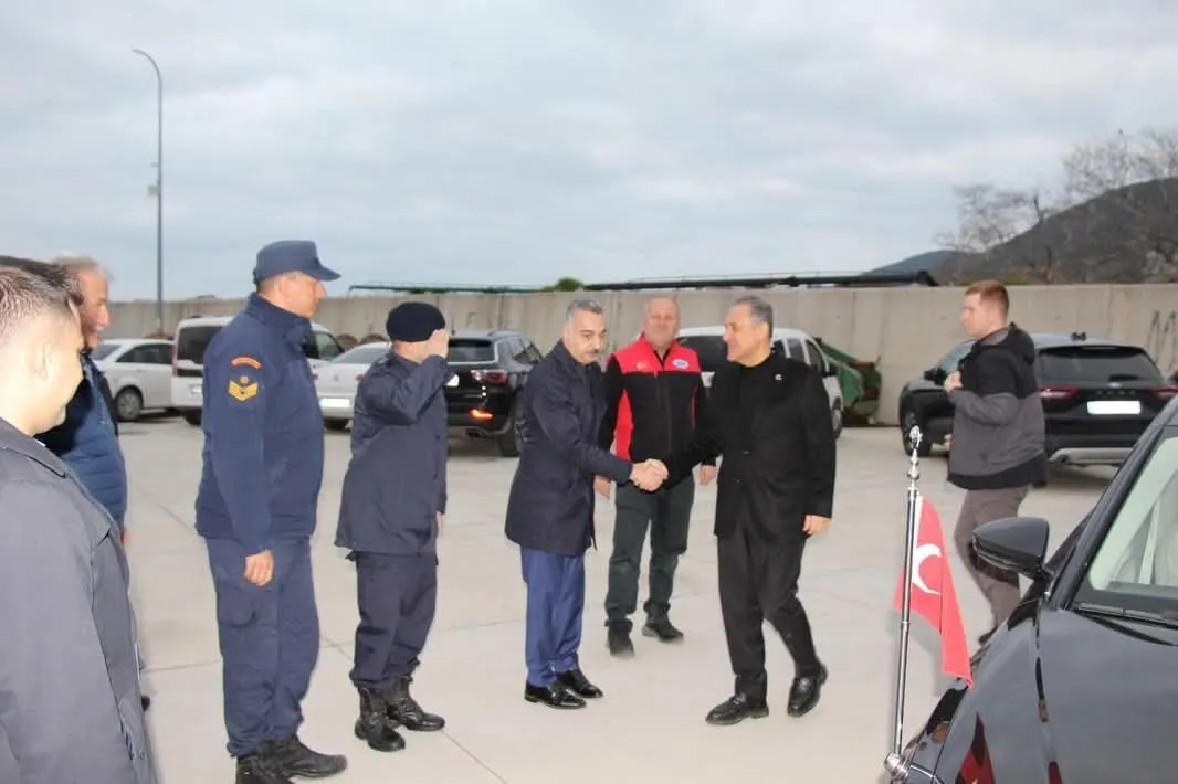 Yalova Valisi Ahmet Hamdi Usta Balıkçılarla Aynı Sofrada Buluştu: Kapaklı’da Anlamlı İftar Programı