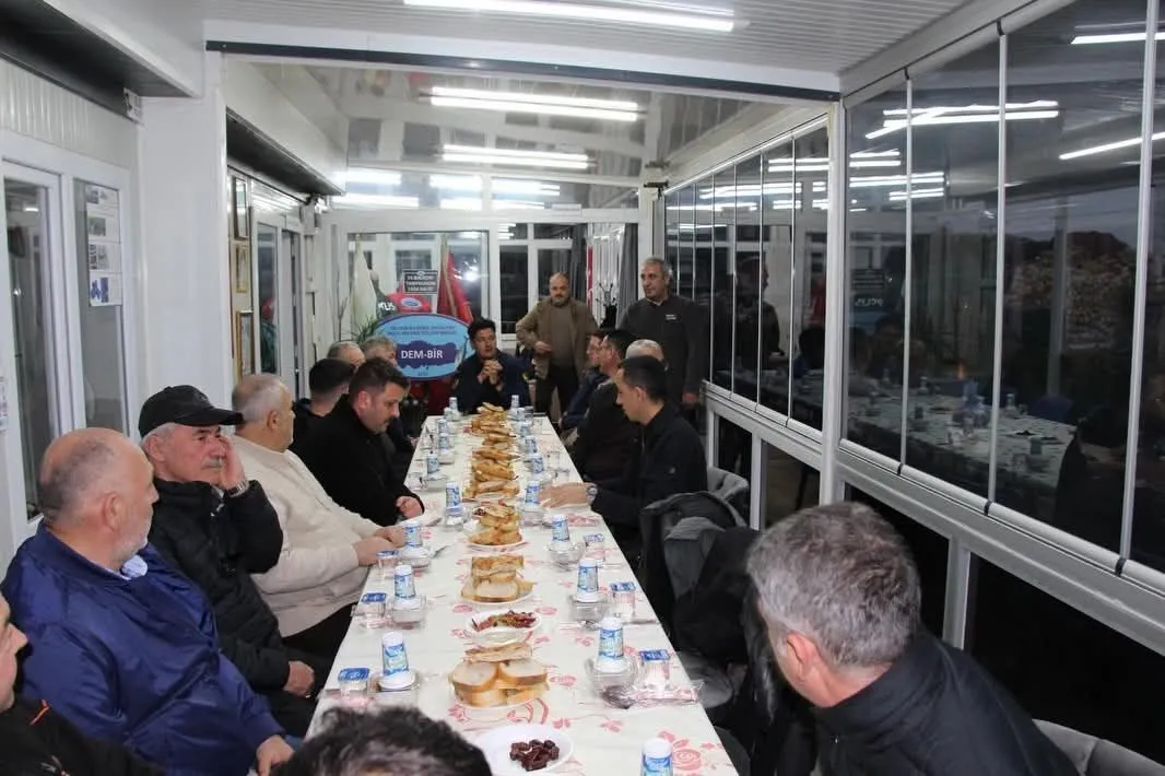 Yalova Valisi Ahmet Hamdi Usta Balıkçılarla Aynı Sofrada Buluştu: Kapaklı’da Anlamlı İftar Programı