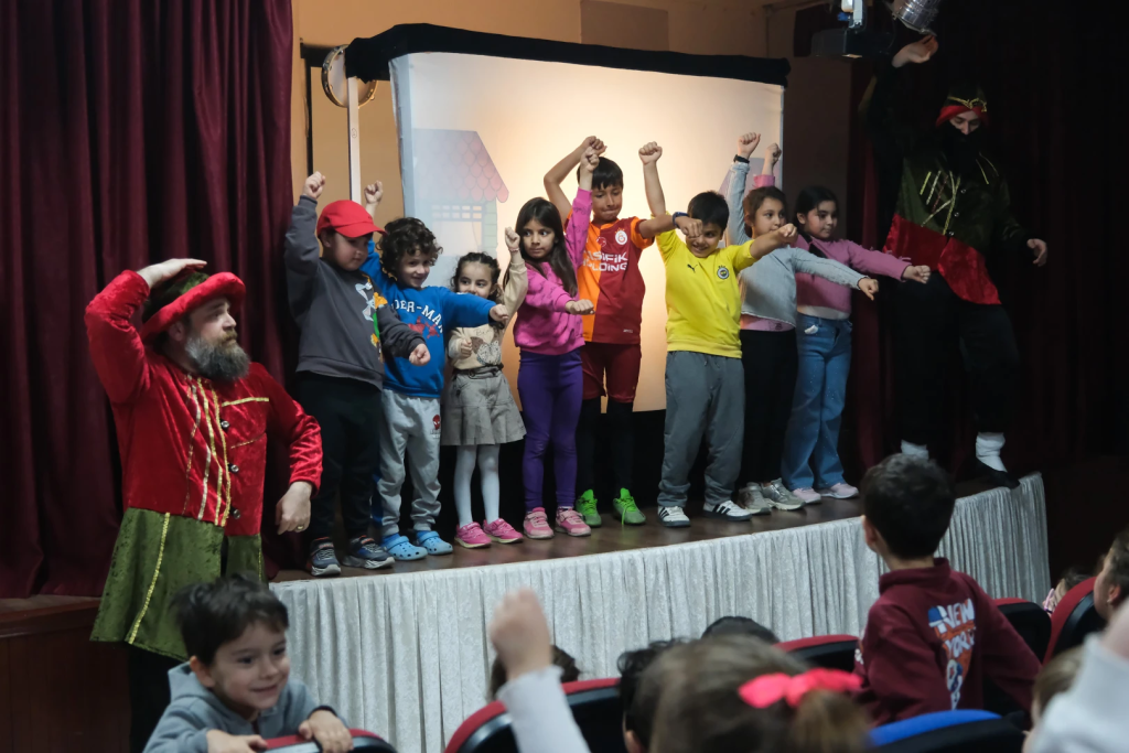 ÇİFTLİKKÖYLÜ ÇOCUKLAR ‘DEV GÖLGE HACİVAT KARAGÖZ’LE RAMAZAN’A VEDA ETTİ