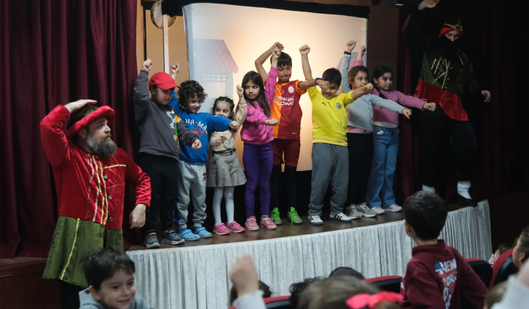 ÇİFTLİKKÖYLÜ ÇOCUKLAR ‘DEV GÖLGE HACİVAT KARAGÖZ’LE RAMAZAN’A VEDA ETTİ