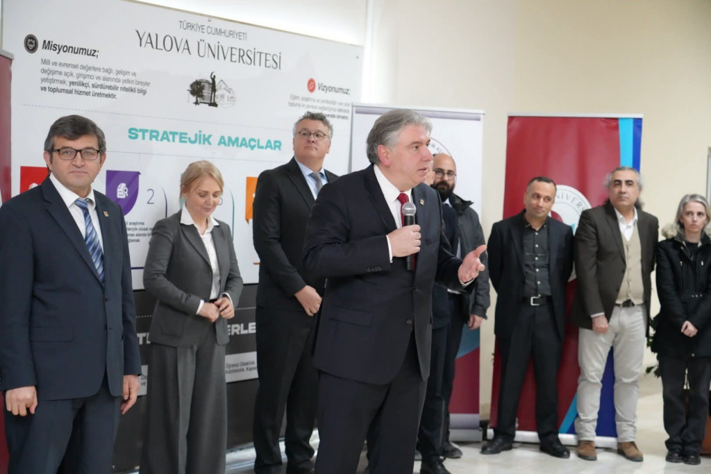 Yalova Üniversitesi’nde Bayramlaşma Programı: Rektör Bahçekapılı Personelle Buluştu