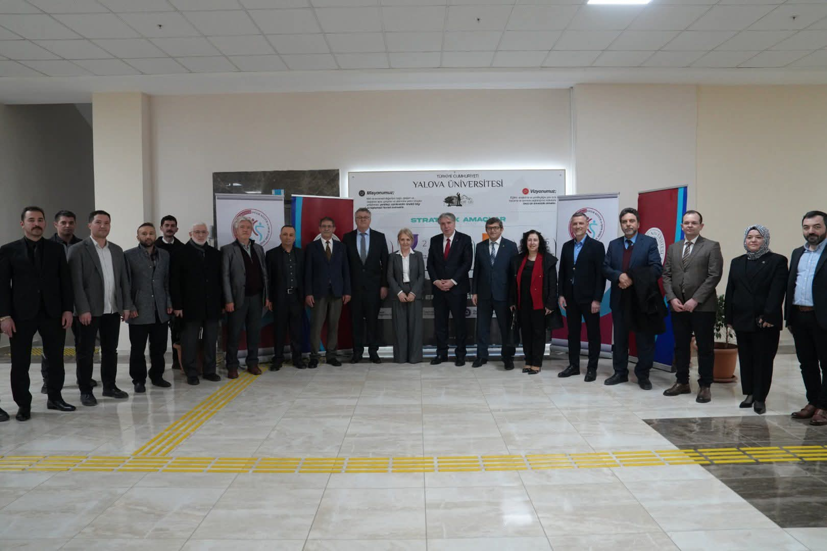 Yalova Üniversitesi’nde Bayramlaşma Programı: Rektör Bahçekapılı Personelle Buluştu