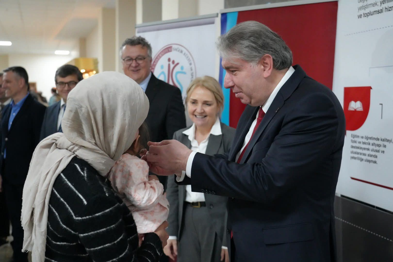 Yalova Üniversitesi’nde Bayramlaşma Programı: Rektör Bahçekapılı Personelle Buluştu