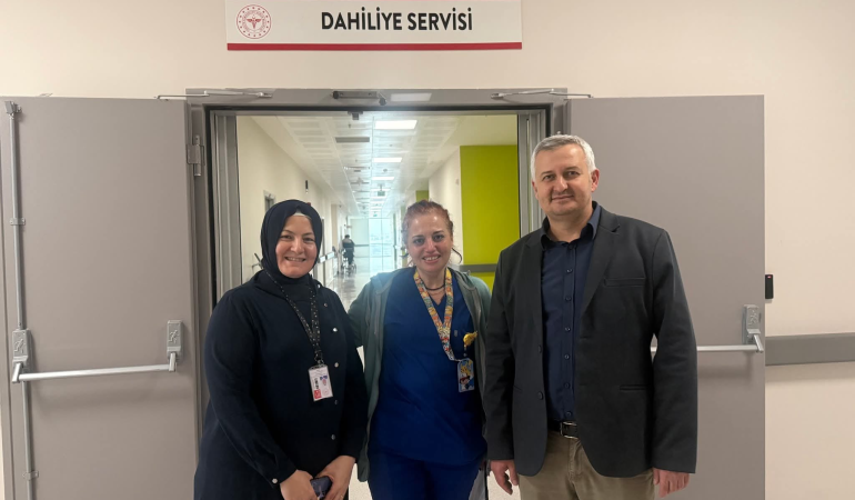 Yalova’da Ulusal Yaşlılar Haftası’nda Anlamlı Ziyaret: Hastalara Moral Oldular