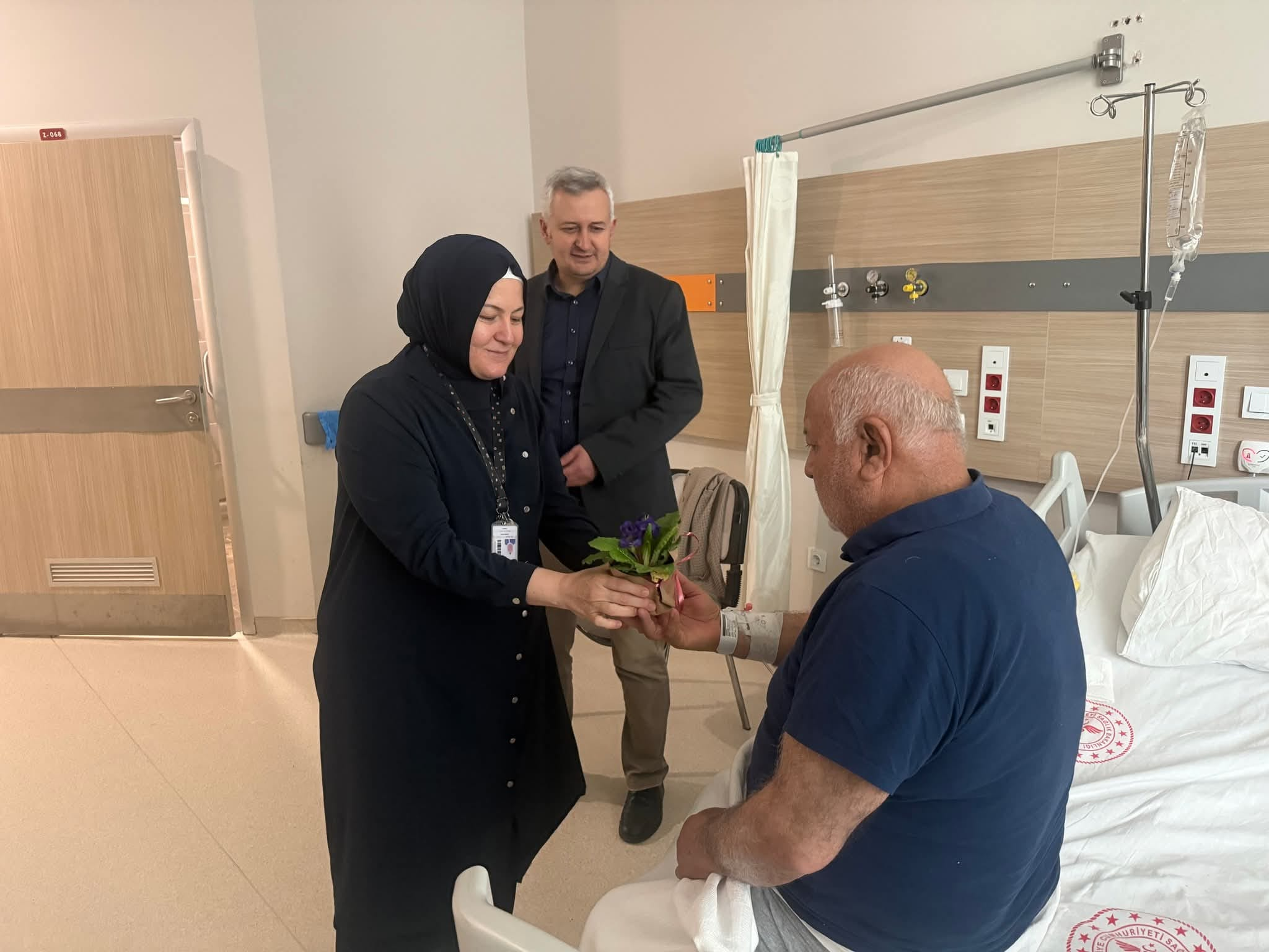 Yalova’da Ulusal Yaşlılar Haftası’nda Anlamlı Ziyaret: Hastalara Moral Oldular