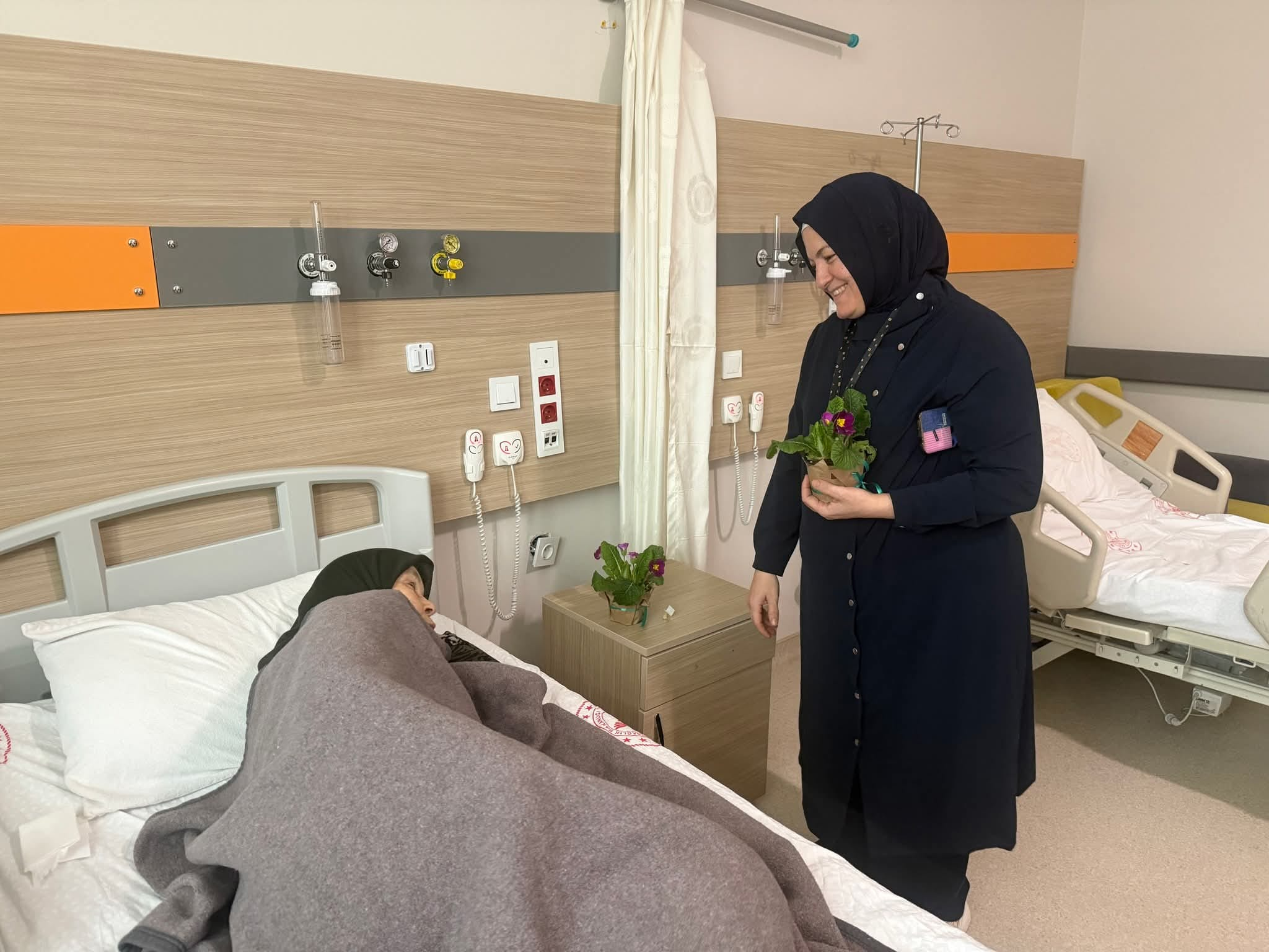 Yalova’da Ulusal Yaşlılar Haftası’nda Anlamlı Ziyaret: Hastalara Moral Oldular