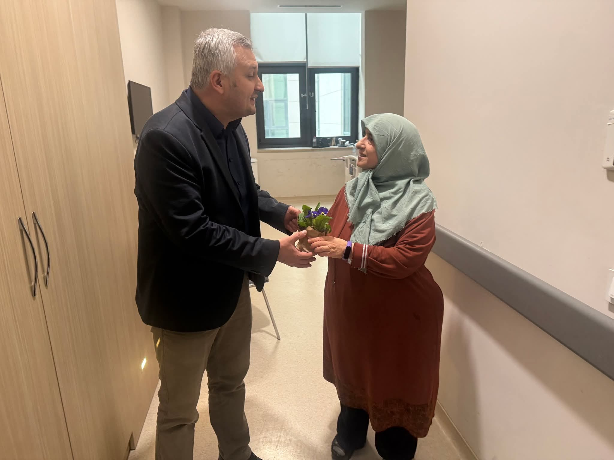 Yalova’da Ulusal Yaşlılar Haftası’nda Anlamlı Ziyaret: Hastalara Moral Oldular