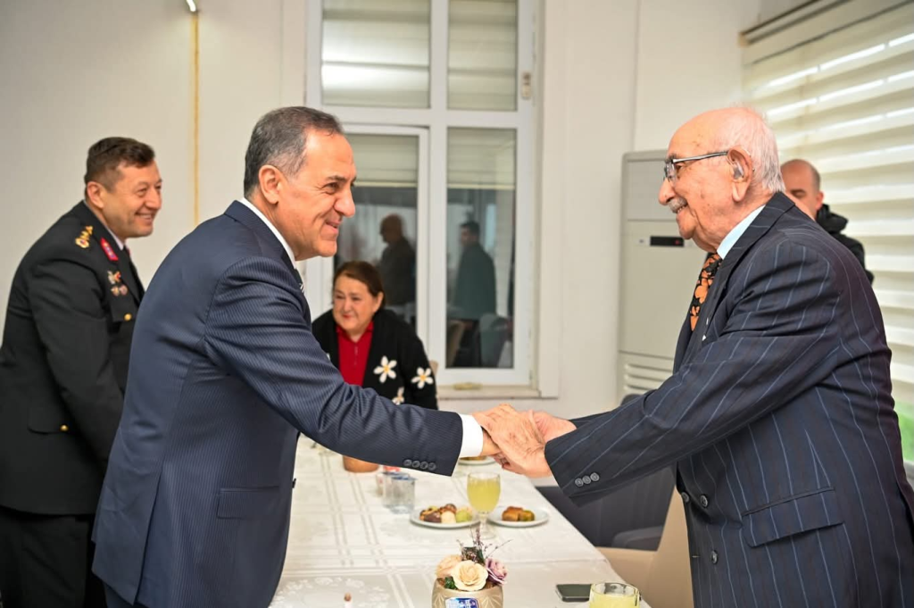 Yalova Valisi Dr. Ahmet Hamdi Usta’dan Huzurevine Bayram Ziyareti