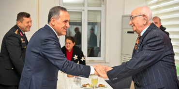 Yalova Valisi Dr. Ahmet Hamdi Usta’dan Huzurevine Bayram Ziyareti