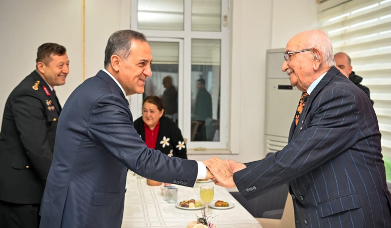 Yalova Valisi Dr. Ahmet Hamdi Usta’dan Huzurevine Bayram Ziyareti