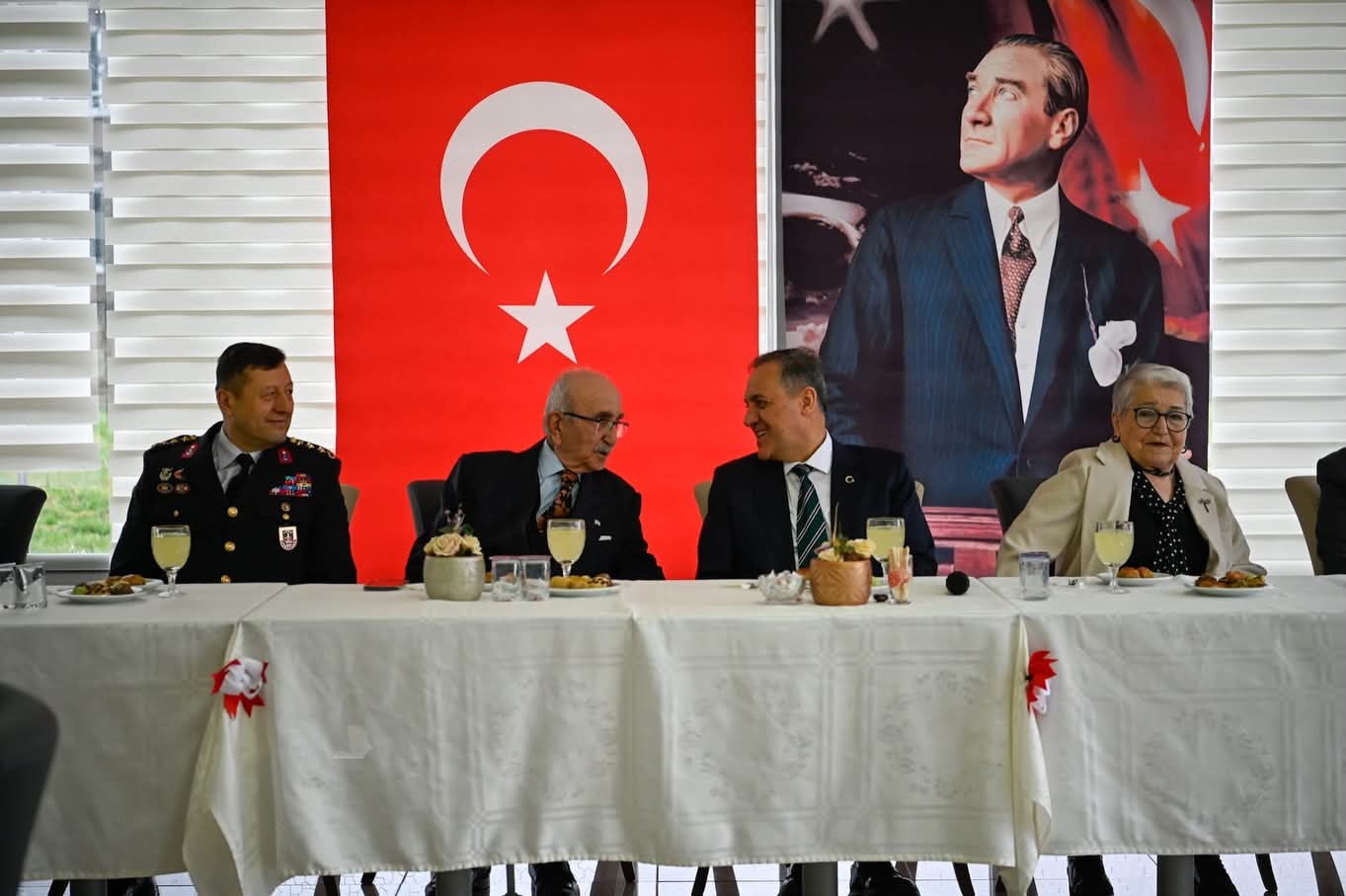 Yalova Valisi Dr. Ahmet Hamdi Usta’dan Huzurevine Bayram Ziyareti