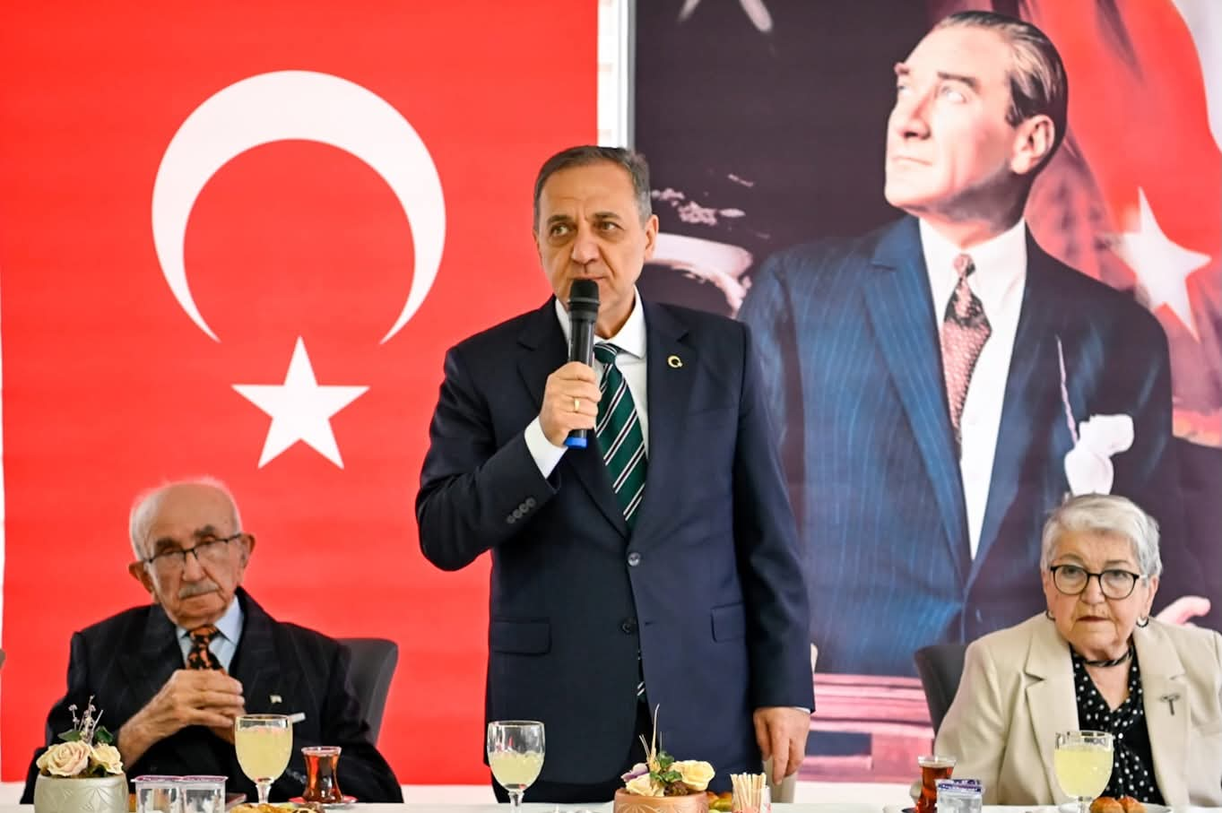 Yalova Valisi Dr. Ahmet Hamdi Usta’dan Huzurevine Bayram Ziyareti