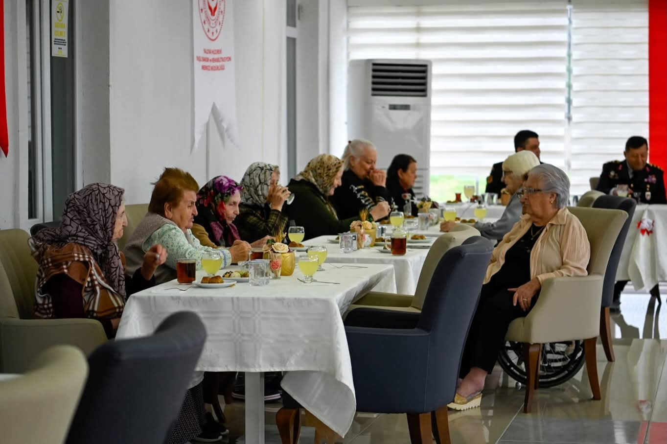 Yalova Valisi Dr. Ahmet Hamdi Usta’dan Huzurevine Bayram Ziyareti