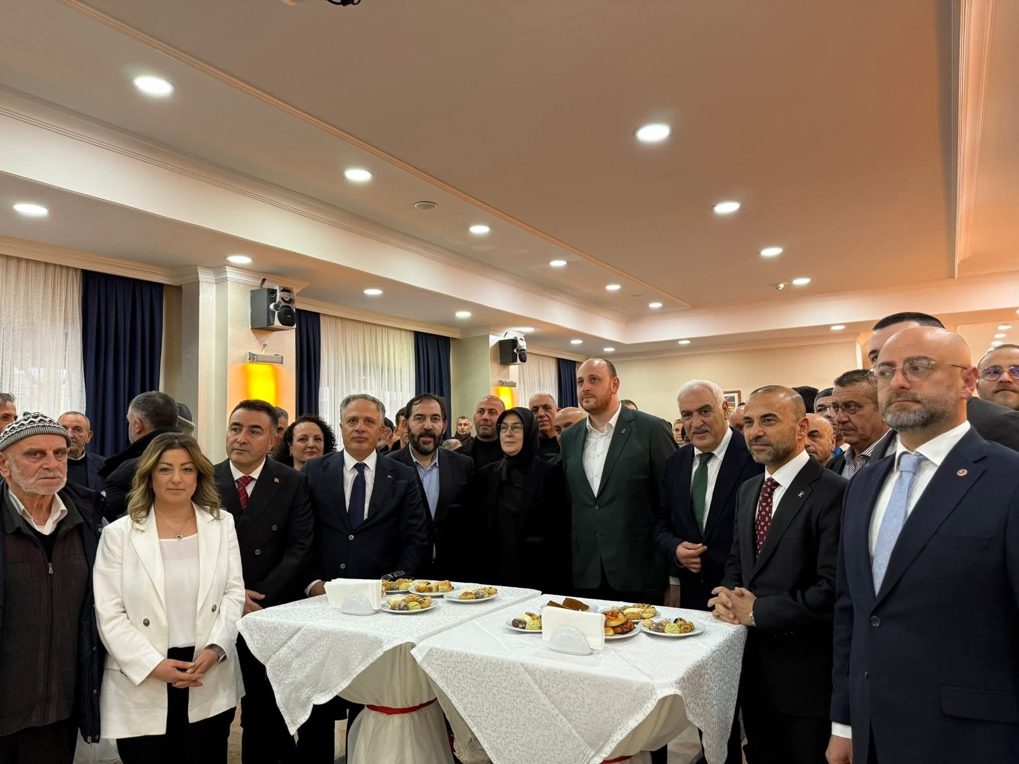 AK Parti Yalova Teşkilatı Bayram Coşkusunu İl Genelinde Paylaştı 4 AK Parti Yalova Teşkilatı Bayram Coşkusunu İl Genelinde Paylaştı