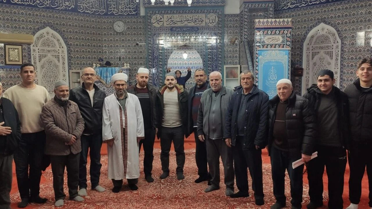 Teravih Namazlarında Bir İlk: 60 Yaş Ortalamalı İlahi Grubu Camilerde Gönülleri Mest Etti