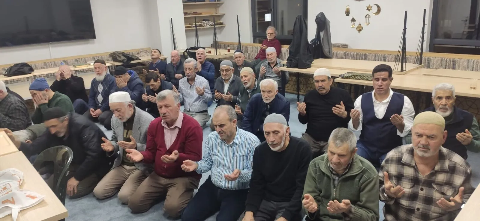 Teravih Namazlarında Bir İlk: 60 Yaş Ortalamalı İlahi Grubu Camilerde Gönülleri Mest Etti