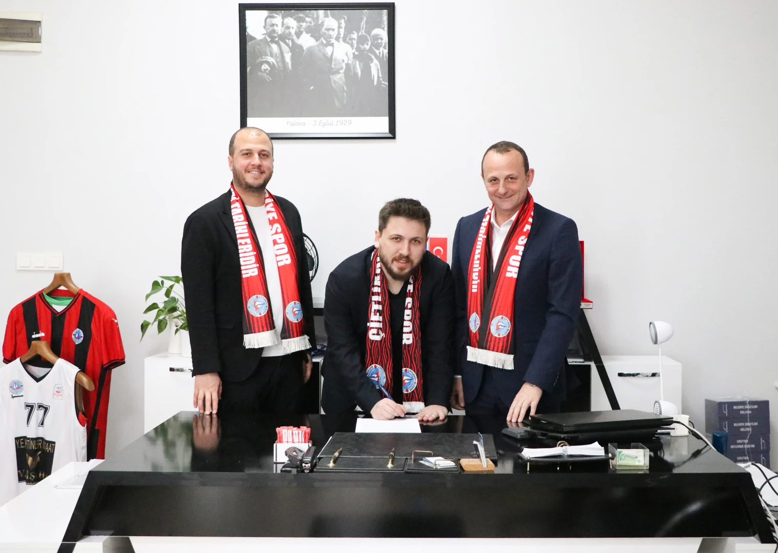 ÇİFTLİKKÖY BELEDİYE, BAŞANTRENÖR YALDIRAK’LA İMZA TAZELEDİ