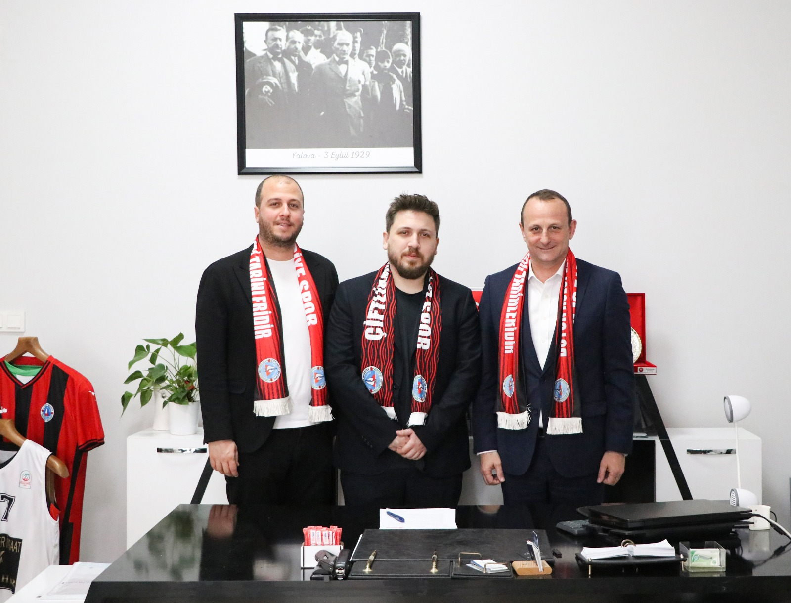 ÇİFTLİKKÖY BELEDİYE, BAŞANTRENÖR YALDIRAK’LA İMZA TAZELEDİ