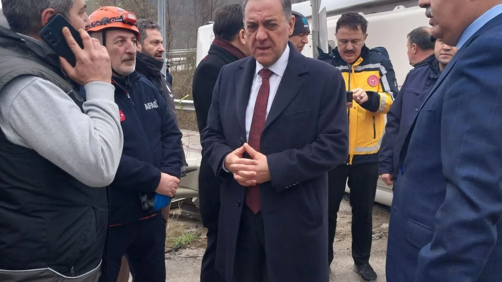 BURSA YOLU PAŞAKENT MEVKİİNDE FECİ KAZA: 1 ÖLÜ, 21 YARALI