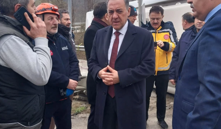 BURSA YOLU PAŞAKENT MEVKİİNDE FECİ KAZA: 1 ÖLÜ, 21 YARALI