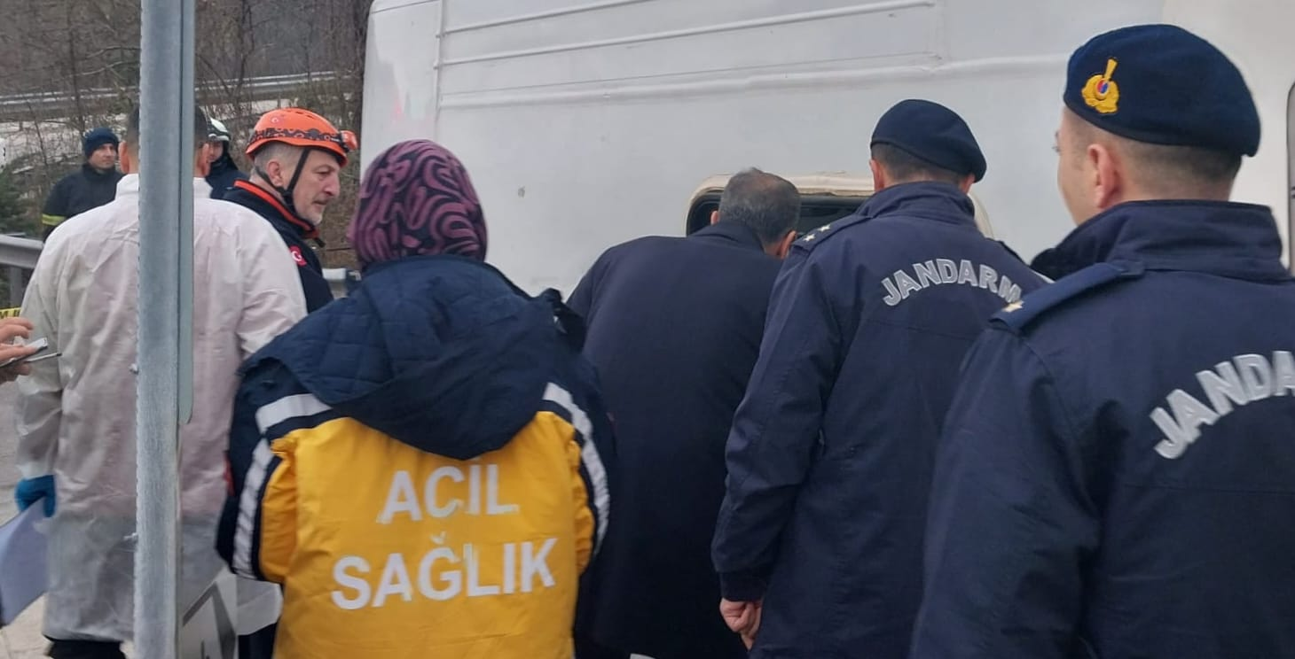 BURSA YOLU PAŞAKENT MEVKİİNDE FECİ KAZA: 1 ÖLÜ, 21 YARALI 4 BURSA YOLU PAŞAKENT MEVKİİNDE FECİ KAZA: 1 ÖLÜ, 21 YARALI