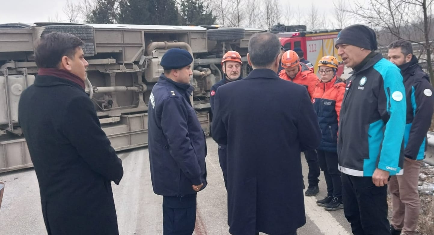 BURSA YOLU PAŞAKENT MEVKİİNDE FECİ KAZA: 1 ÖLÜ, 21 YARALI 5 BURSA YOLU PAŞAKENT MEVKİİNDE FECİ KAZA: 1 ÖLÜ, 21 YARALI