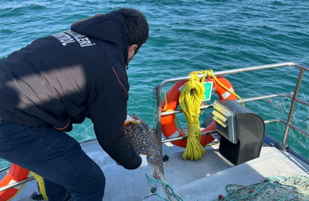 Marmara Denizi’nde Kaçak Av Aracına El Konuldu