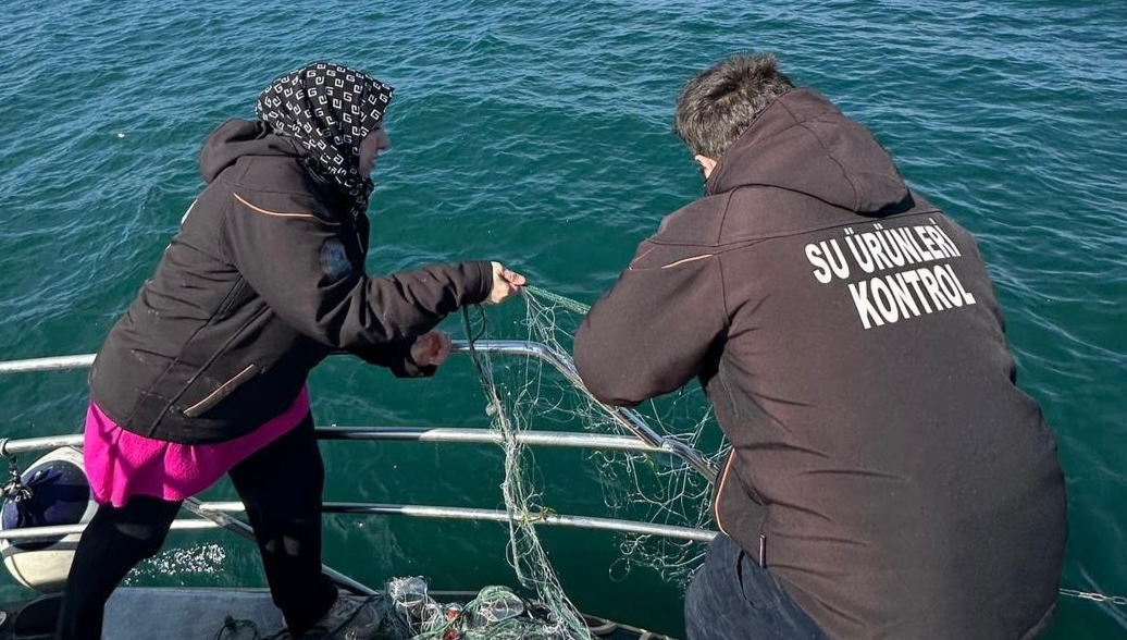 Marmara Denizi’nde Kaçak Av Aracına El Konuldu 4 Marmara Denizi’nde Kaçak Av Aracına El Konuldu