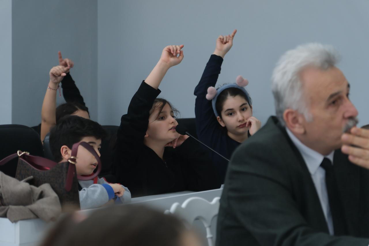 BAŞKAN YELE, ÖĞRENCİLERE YEREL YÖNETİMLERİ YERİNDE ANLATTI