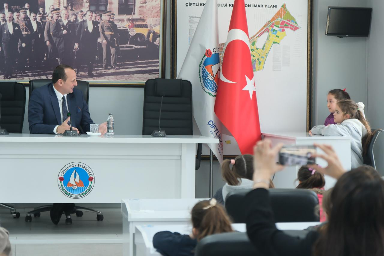 BAŞKAN YELE, ÖĞRENCİLERE YEREL YÖNETİMLERİ YERİNDE ANLATTI