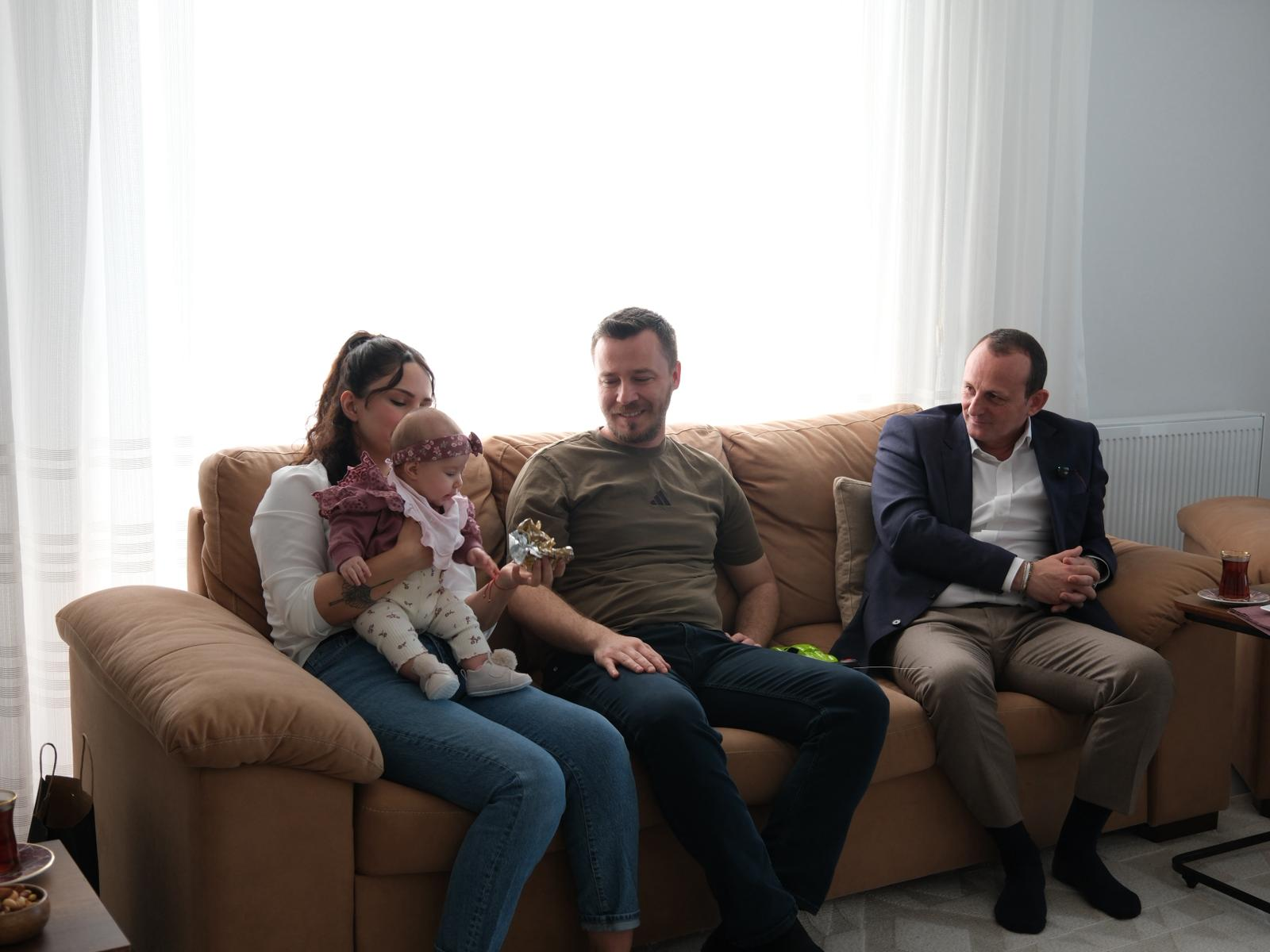 MİNİK KALPLERE İLK HEDİYELERİNİ BAŞKAN YELE VERDİ 1 MİNİK KALPLERE İLK HEDİYELERİNİ BAŞKAN YELE VERDİ