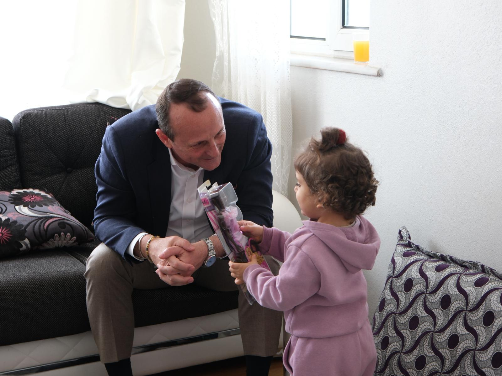 MİNİK KALPLERE İLK HEDİYELERİNİ BAŞKAN YELE VERDİ 5 MİNİK KALPLERE İLK HEDİYELERİNİ BAŞKAN YELE VERDİ