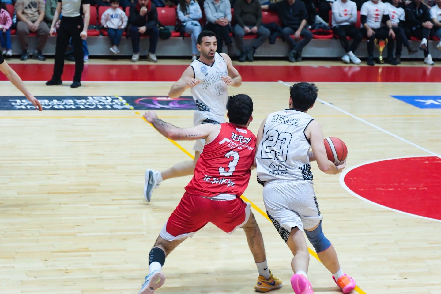 ÇİFTLİKKÖY BELEDİYE, PLAY-OFF ÇEYREK FİNALİNDE (81-81)