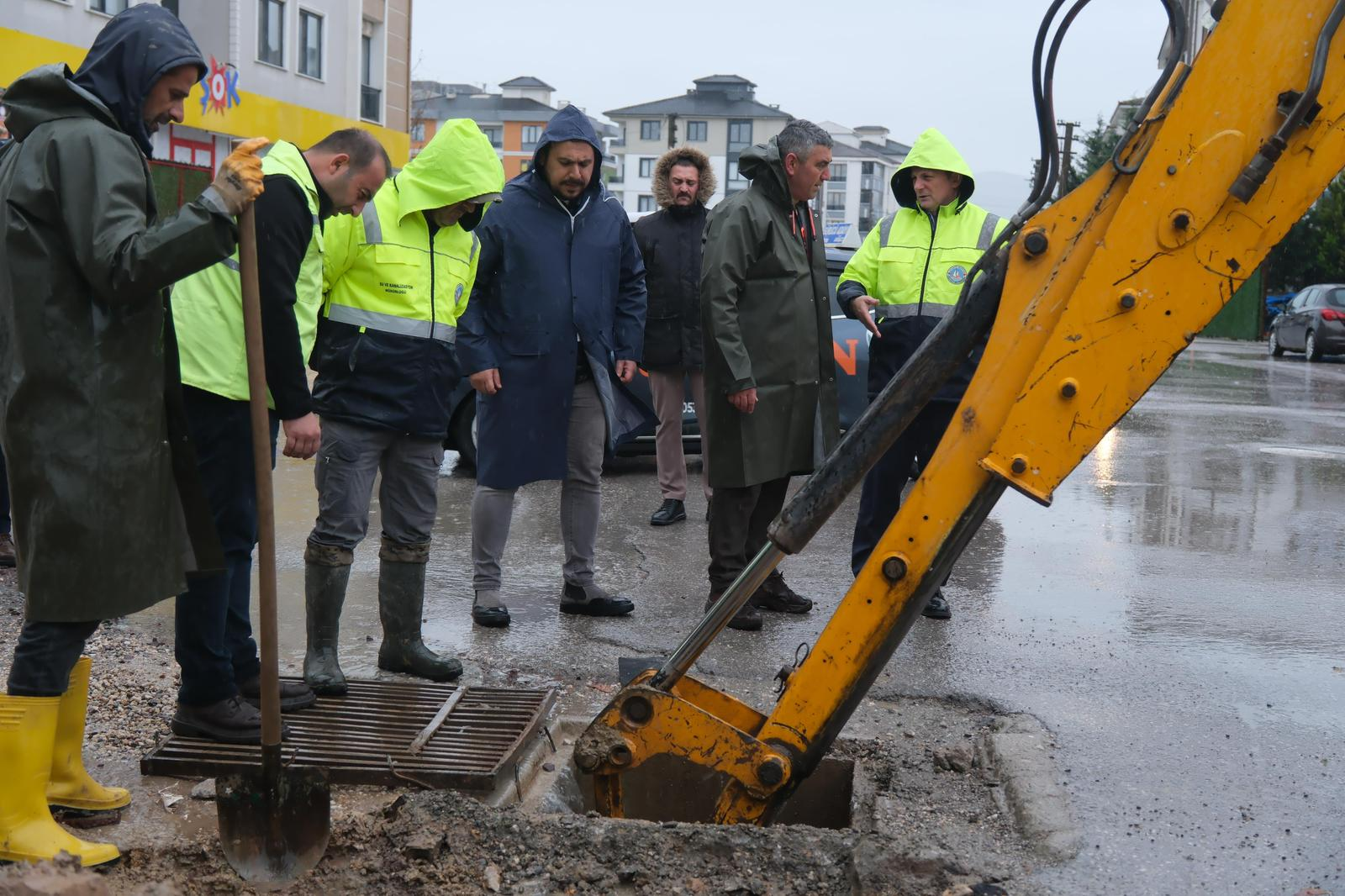 BAŞKAN YELE’DEN YOĞUN YAĞIŞ MESAİSİ 1 BAŞKAN YELE’DEN YOĞUN YAĞIŞ MESAİSİ