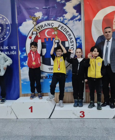 Yalova Uzmanlar Koleji’nden Satrançta Büyük Başarı: Mustafa Kerem İl Birincisi Oldu