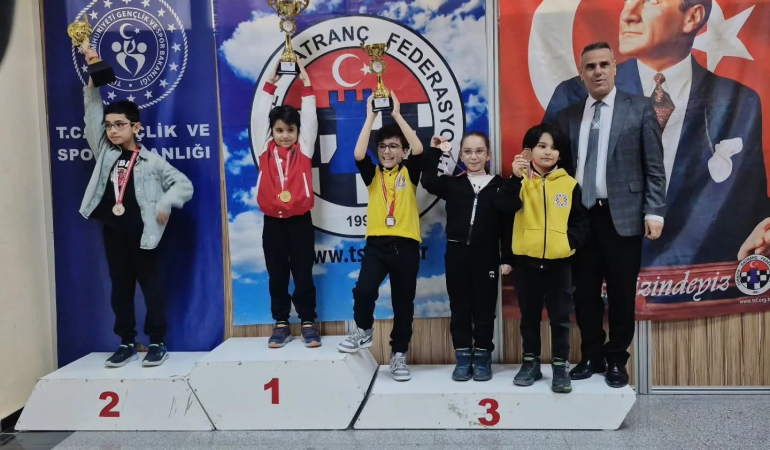 Yalova Uzmanlar Koleji’nden Satrançta Büyük Başarı: Mustafa Kerem İl Birincisi Oldu