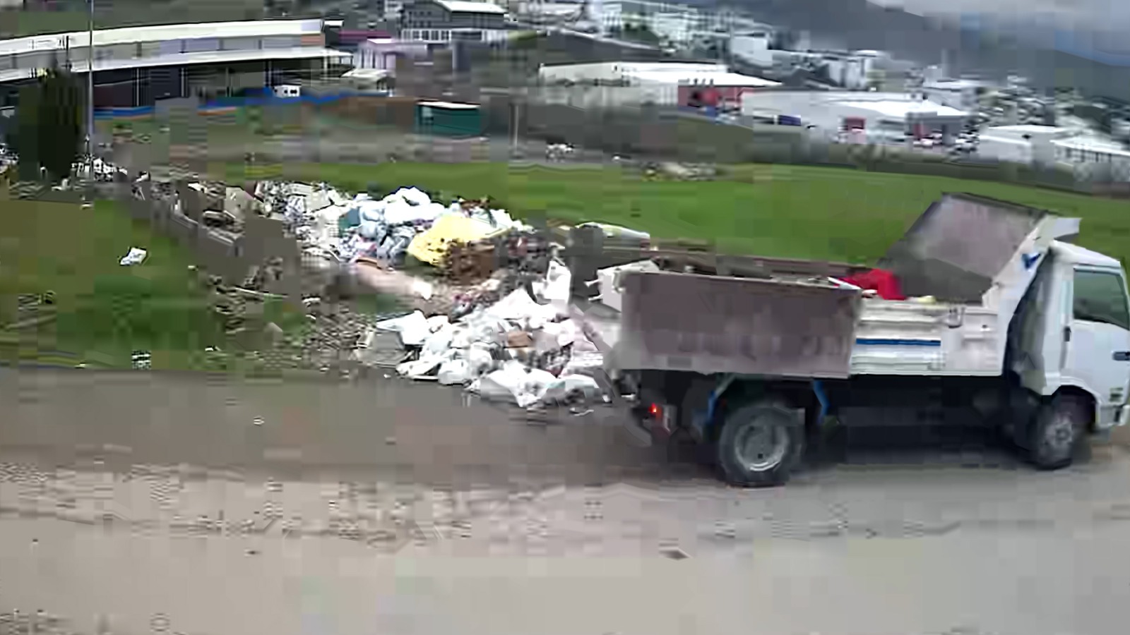 YALOVA BELEDİYESİ’NDEN KAÇAK MOLOZ DÖKÜMLERİNE GEÇİT YOK