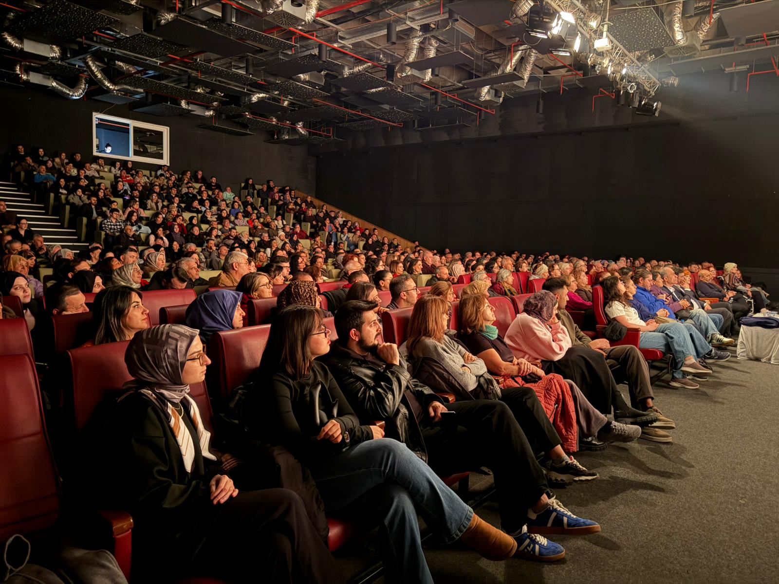 YALOVA BELEDİYESİ’NİN DÜNYA TİYATRO ETKİNLİKLERİ BAŞLADI