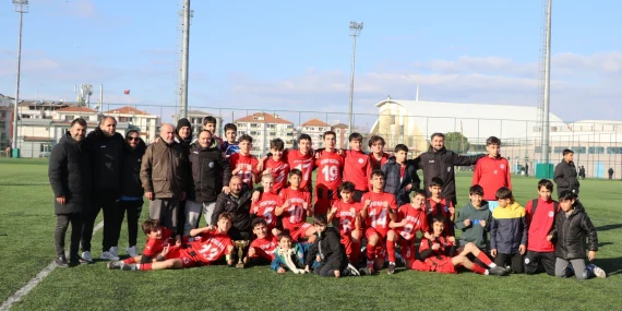 U-14’LERDE ŞAMPİYONLUK KUPASI ÇİFTLİKKÖY BELEDİYESPOR’UN