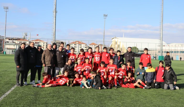 U-14’LERDE ŞAMPİYONLUK KUPASI ÇİFTLİKKÖY BELEDİYESPOR’UN