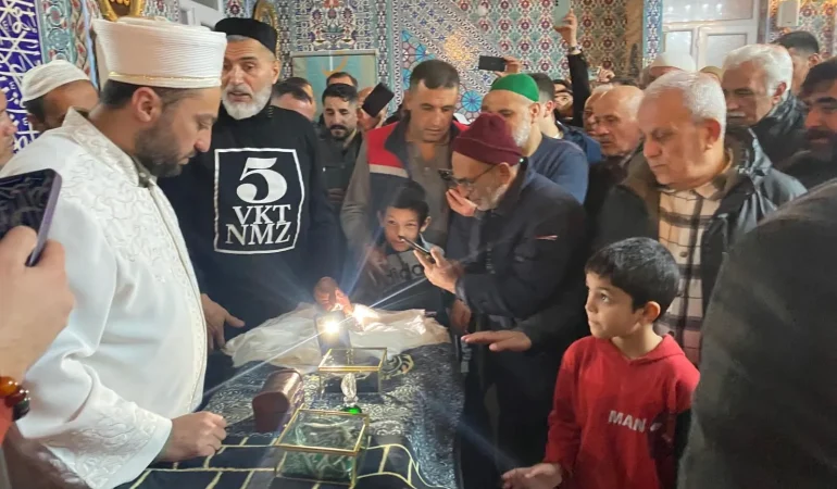 Koru’da Kadir Gecesi’ne Özel Anlamlı Program: Kutsal Emanetler Ziyarete Açıldı